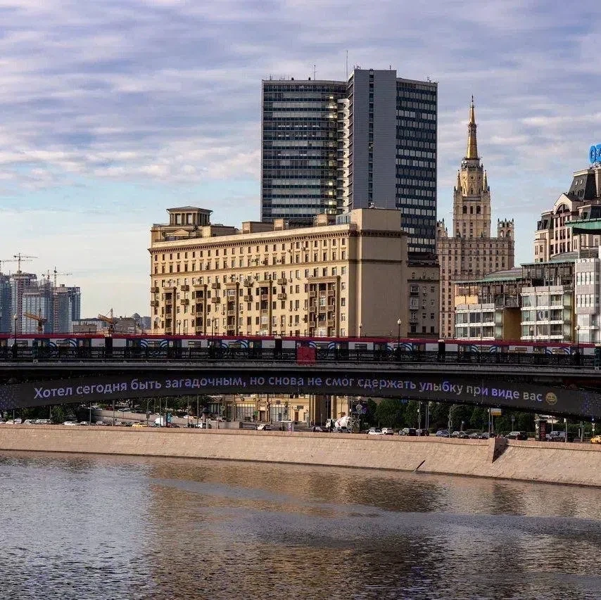 Смоленский метромост продолжает заигрывать с москвичами.