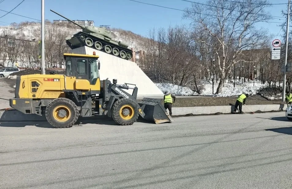 Дорожные службы продолжают работы по уборке песка вдоль центральных дорог.   Также проходят работы п