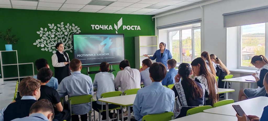 💥 В минувшую пятницу в нашей школе побывали почетные гости: руководитель муниципальног...