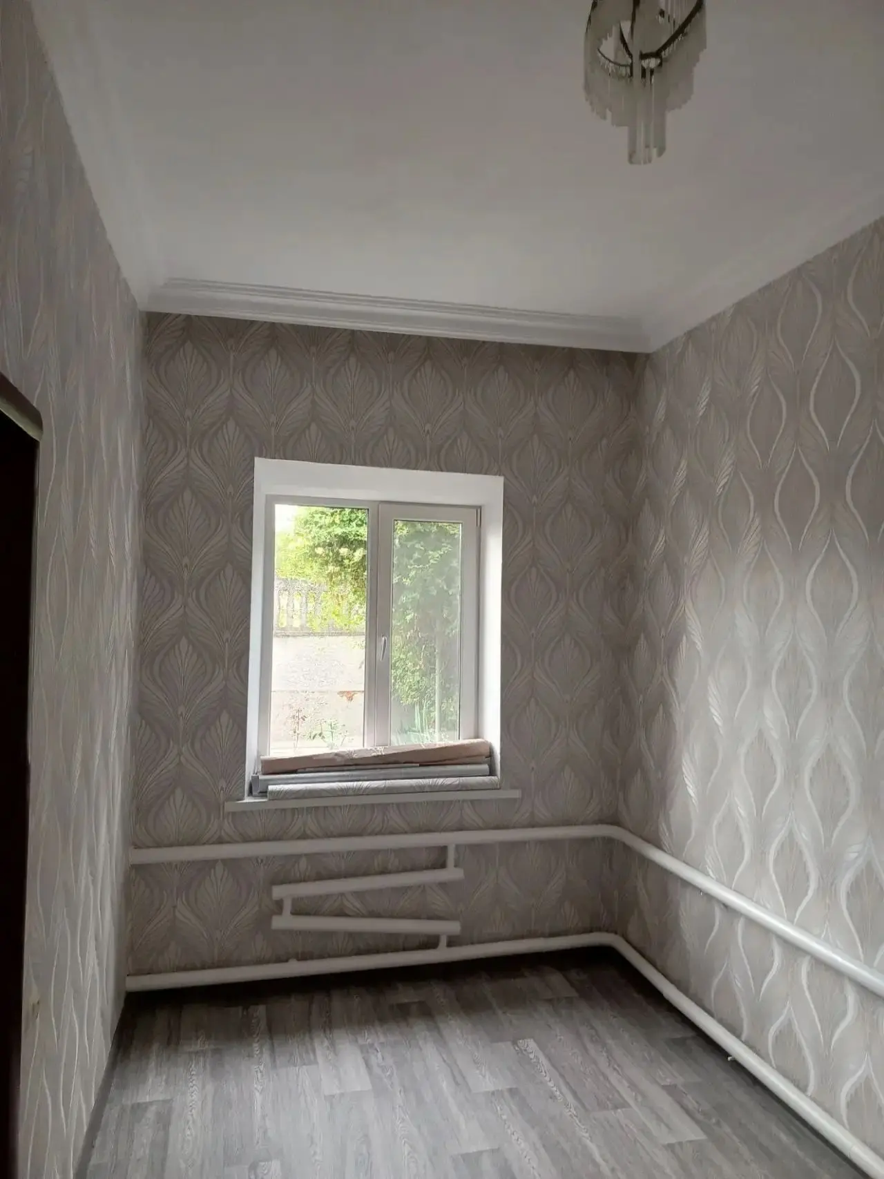 Продаем дом на пос. Мирный. 50м от конечной остановки по центральной улице. Газ и все коммуникации в