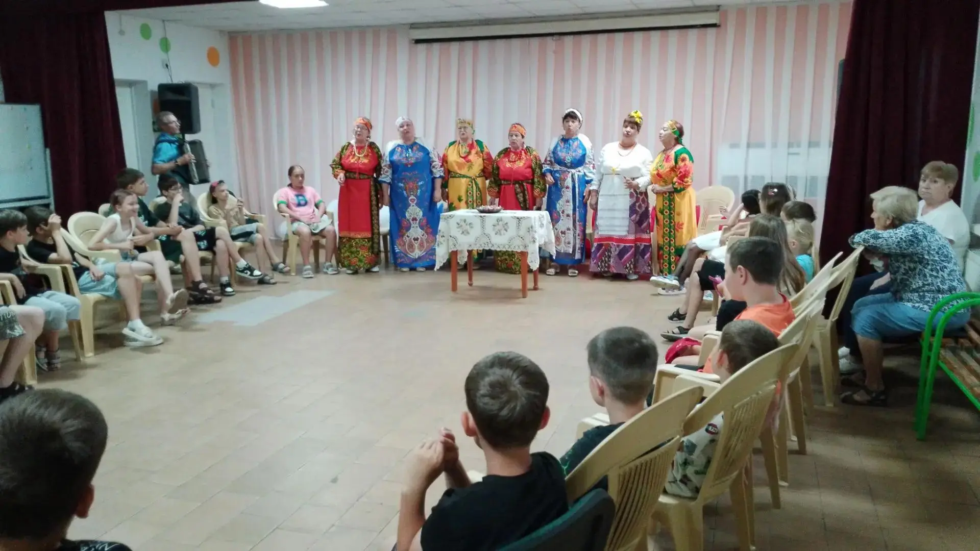 Участницы вокальной группы "Бабье лето" одинаково  приветливы и радушны не только к  взрослой публик