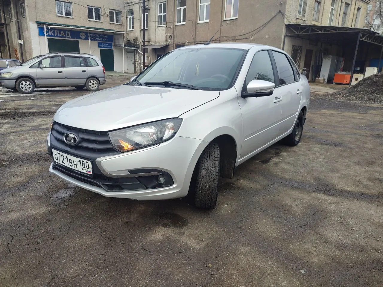продам свое авто ПРОБЕГ 88 ТЫС 
стоит на учете на мне 180рег, техосмотр делать не надо, оформление в