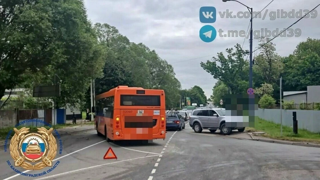 На проспекте Победы произошло ДТП с участием автобуса и внедорожника.

Авария случилась вечером 11 и