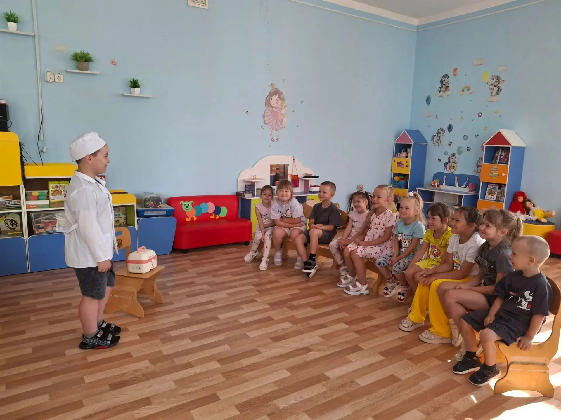 Сегодня ребят из группы Кораблики посетил необычный гость - доктор Пилюлькин! ✨ Он измерил "витаминн