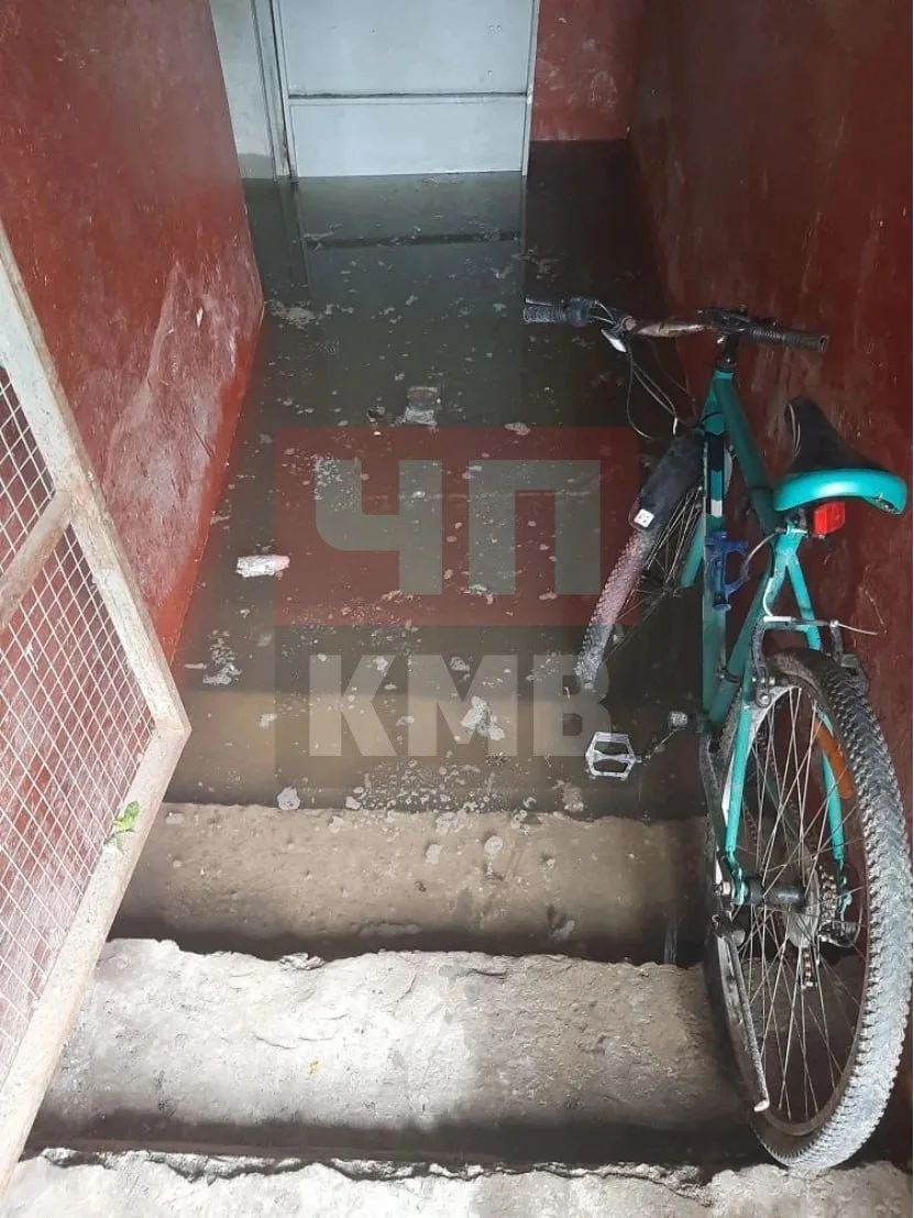 💩 В Изобильном канализация затопила подвалы и улицы.   Жители переулка Строителей, 3 в Изобильном со