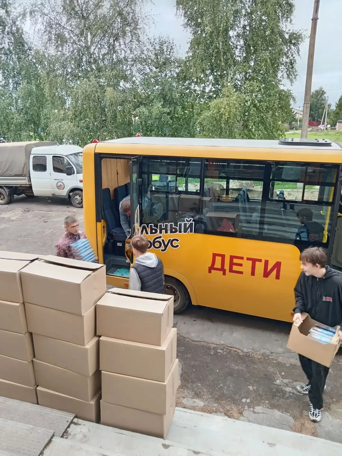 Ивняковской школе кипит работа по благоустройству.🔧🪛⚙️🔨