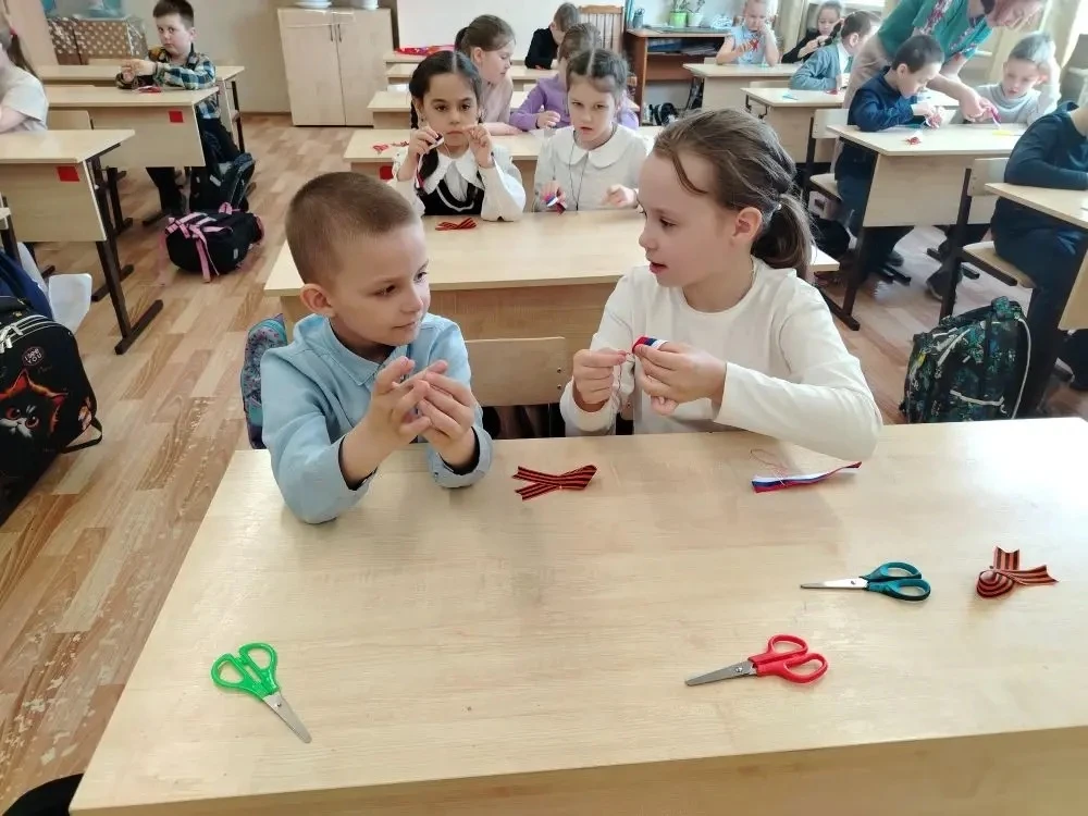 📍 Вчера в 1 Е классе прошëл мастер-класс по изготовлению декоративной броши с использованием символа