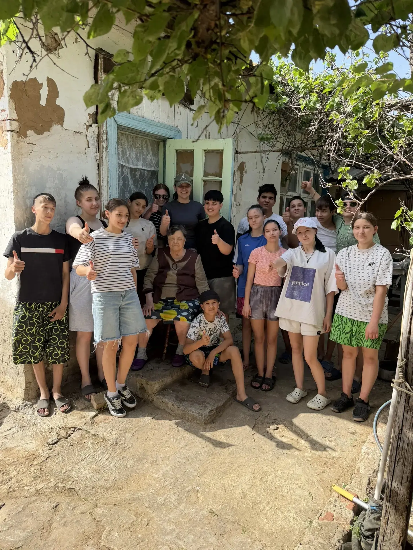 👷‍♂️🧒✨ Воспитанники центра «Дружба» помогли Новиковой Нине Павловне! ✨🧑👵