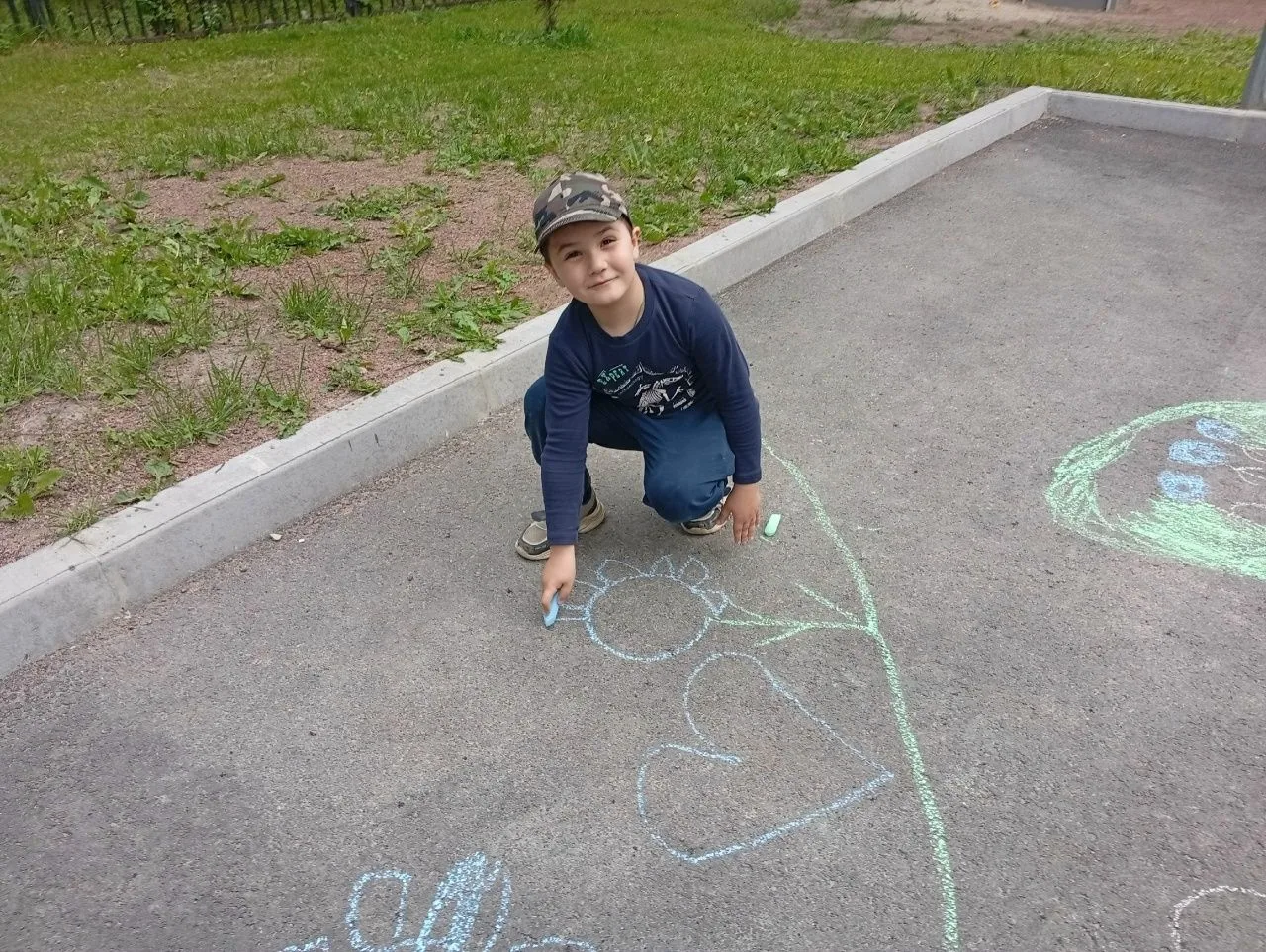 Рисование на асфальте — это больше, чем просто игра. Это форма творчества и метод позна...