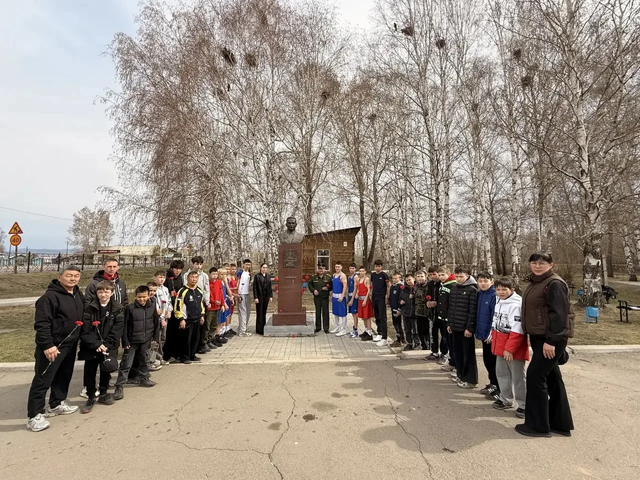 Воспитанники Бичурской ДЮСШ совместно с нашими гостями турнира возложили цветы к памятн...