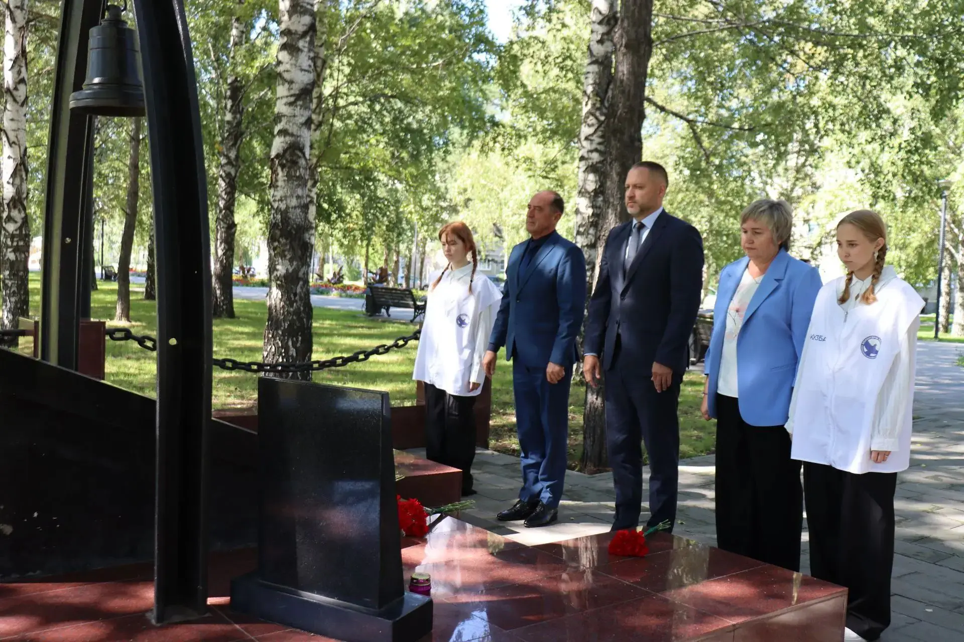 📍Накануне Дня шахтера беловчане возлагают цветы к мемориалам и стелам, посвященным гор...