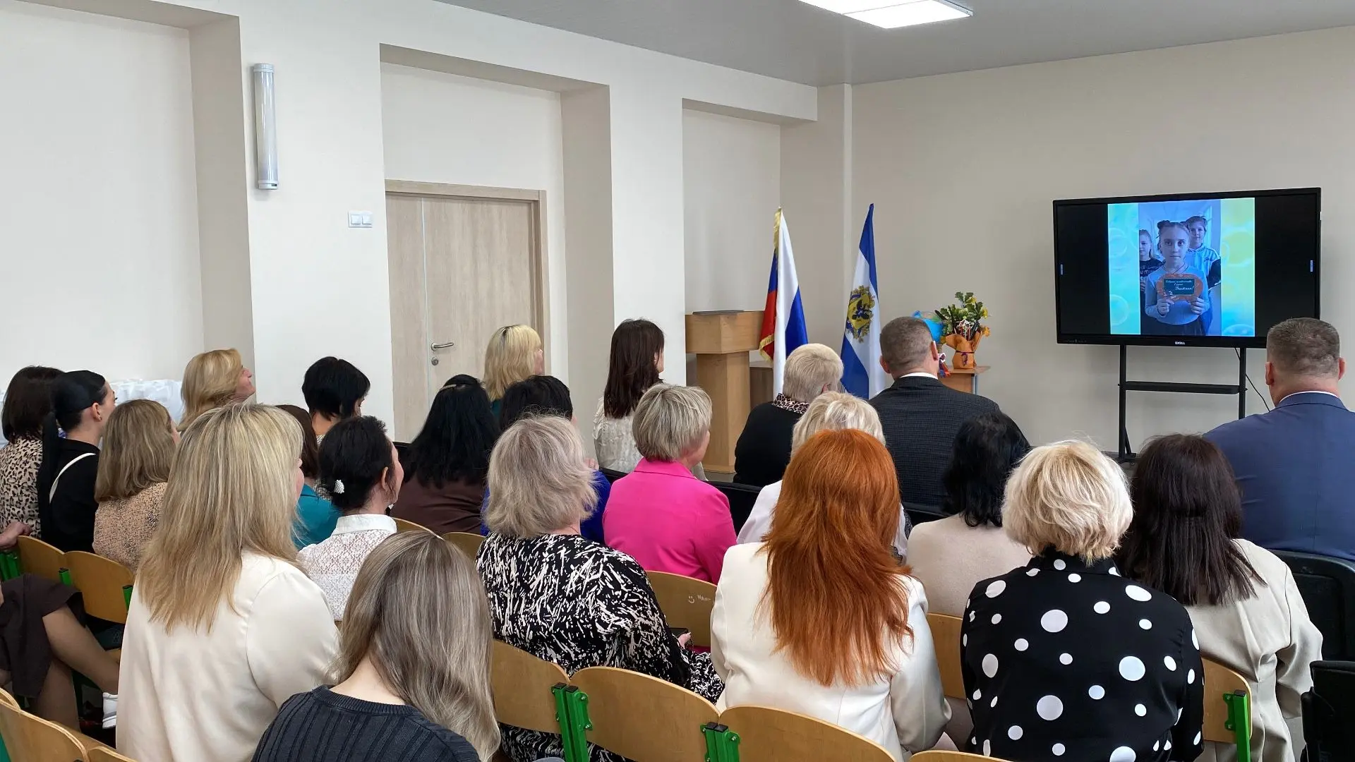 «Единая Россия» организовала поздравления педагогов в День учителя в Херсонской области 🎓