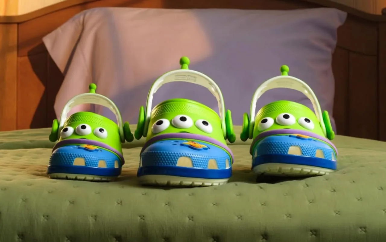 Модники, расчехляем кошельки: Crocs выпустила новые сабо в коллабе с Pixar — по «Истории игрушек».  