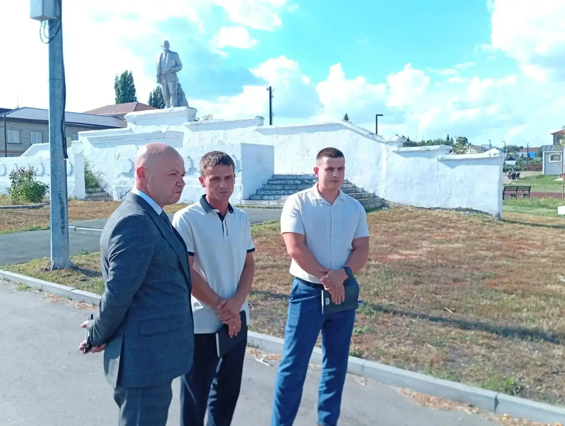 Начал работу со знакомства с реальным состоянием городской среды в Хвалынске.