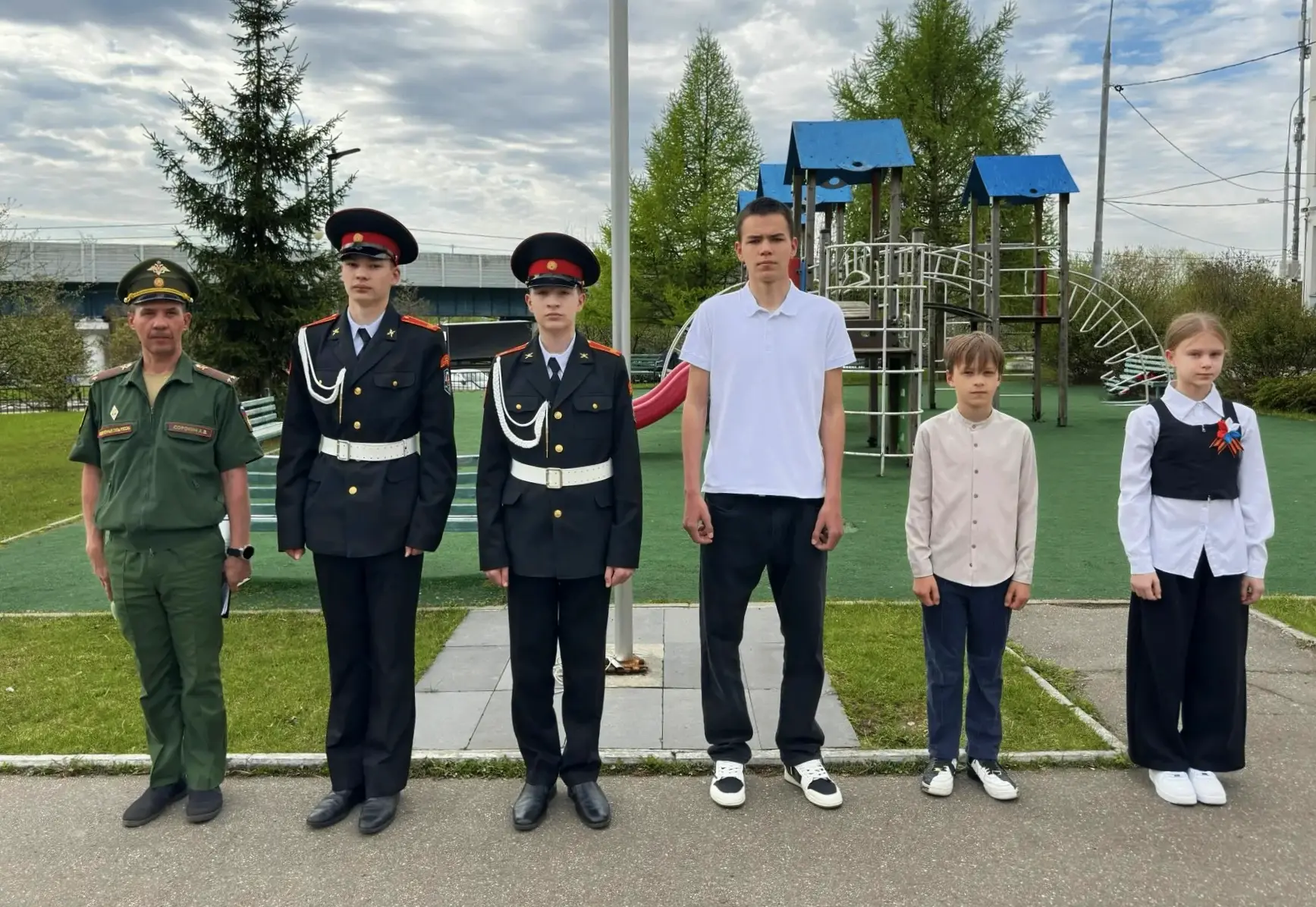 Прекрасным майским утром наша школа встретила неделю торжественно!   🇷🇺  Наши ученики приняли участи