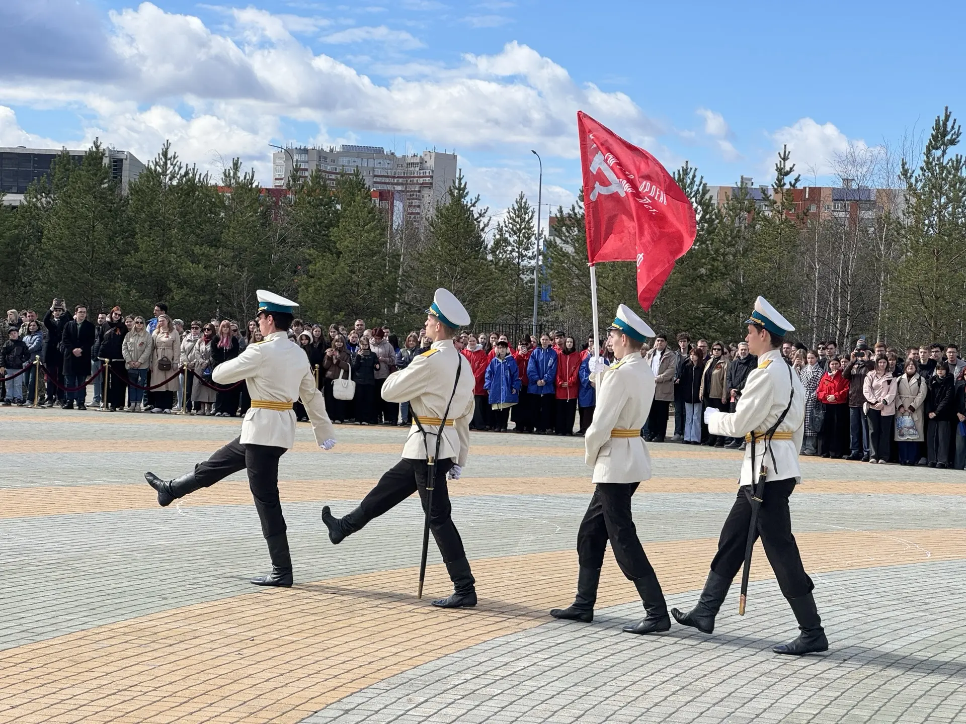 🇷🇺 НАШИ В ДВИЖЕНИИ!🇷🇺     Активисты 8-х классов стали частью большого городского события, организова