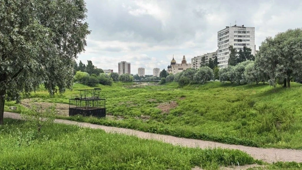 🌿 В Ульянке местные жители заметили необычное преображение реки Новой – её дно, осушен...