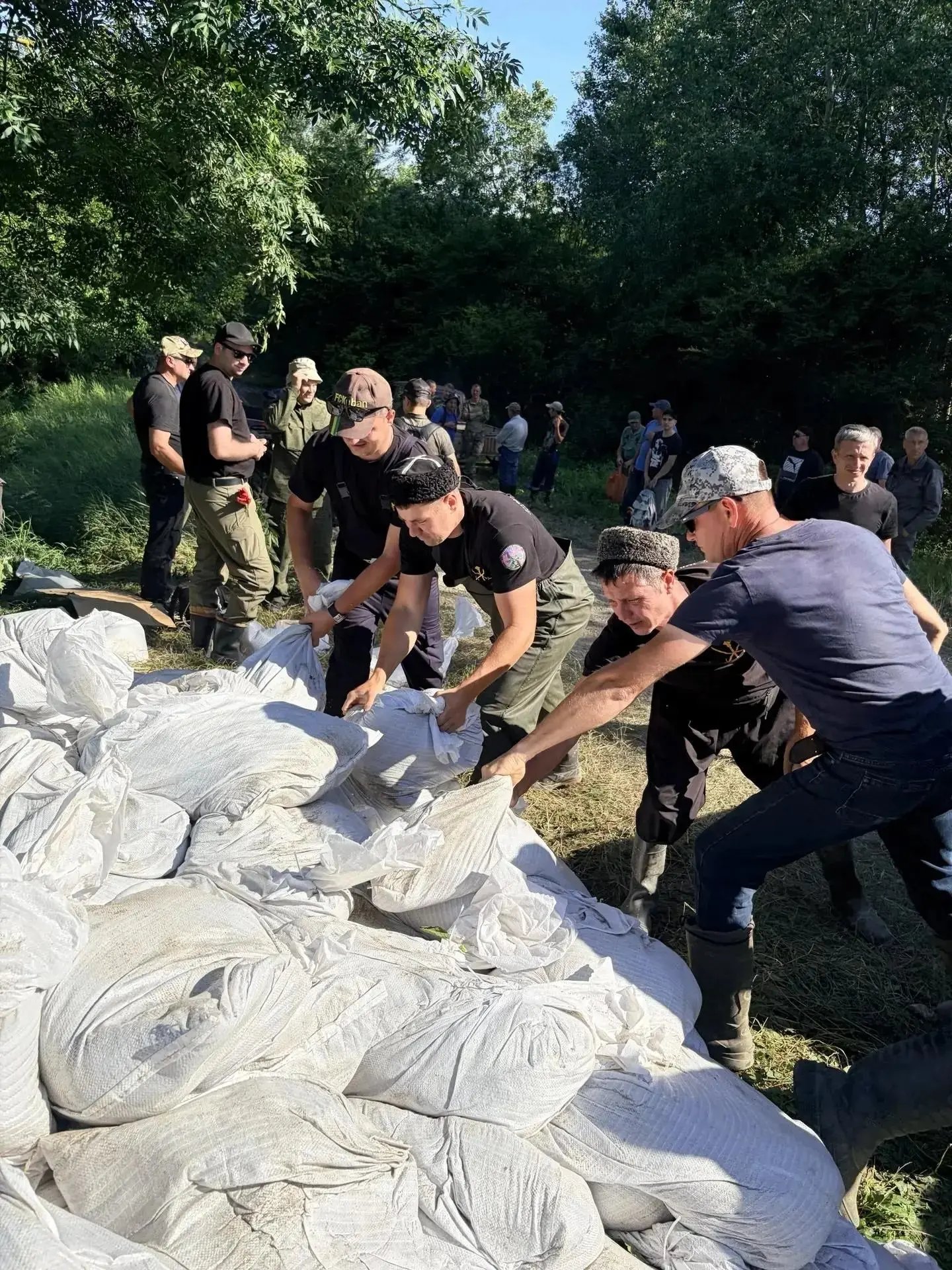 🔶 Казаки пришли на помощь в Крымском районе

Казаки Темрюкского районного казачьего общества прибыл