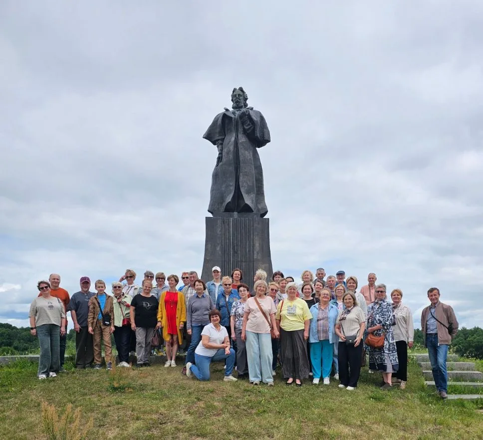 В музее-усадьбе М.П. Мусоргского и у памятника великому композитору (последнее фото - со мной).

Вто