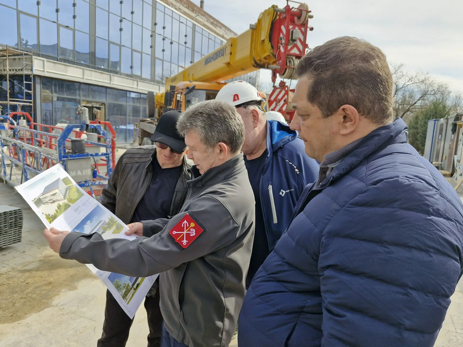 В ходе рабочей поездки в Мариуполь ознакомился с восстановлением ключевых объектов, которое ведётся 