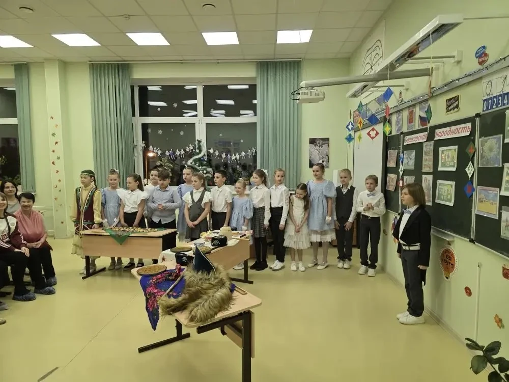 Сегодня в нашей школе удивительно теплый вечер, который мы назвали «Родительская гостиная».  В школе