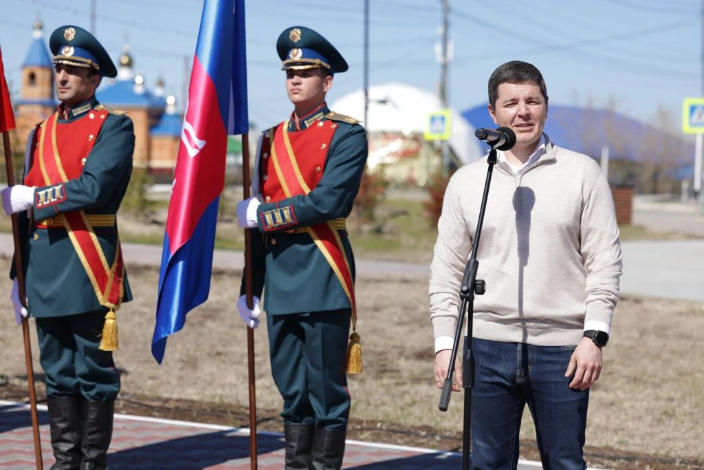Юные тазовчане получили паспорта из рук губернатора Ямала 

Глава региона Дмитрий Артюхов сегодня по