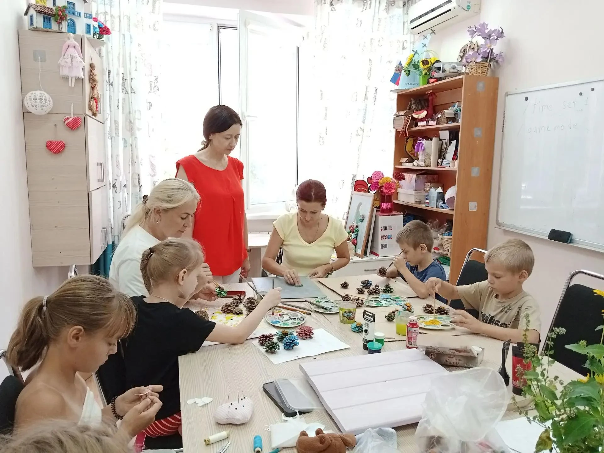Цветочные панно из шишек своими руками.