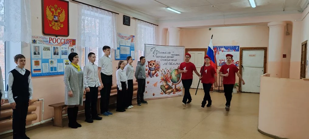 Начинаем новую учебную неделю вместе! Сегодня понедельник, а значит, в нашей школе трад...