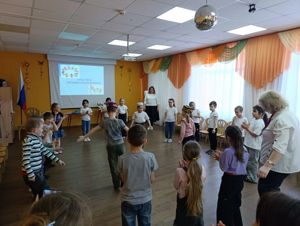 Умные каникулы "Народы России"  Сегодня в "ЦРР -детский сад 140" пришли гости - ребята из 101 и 203 