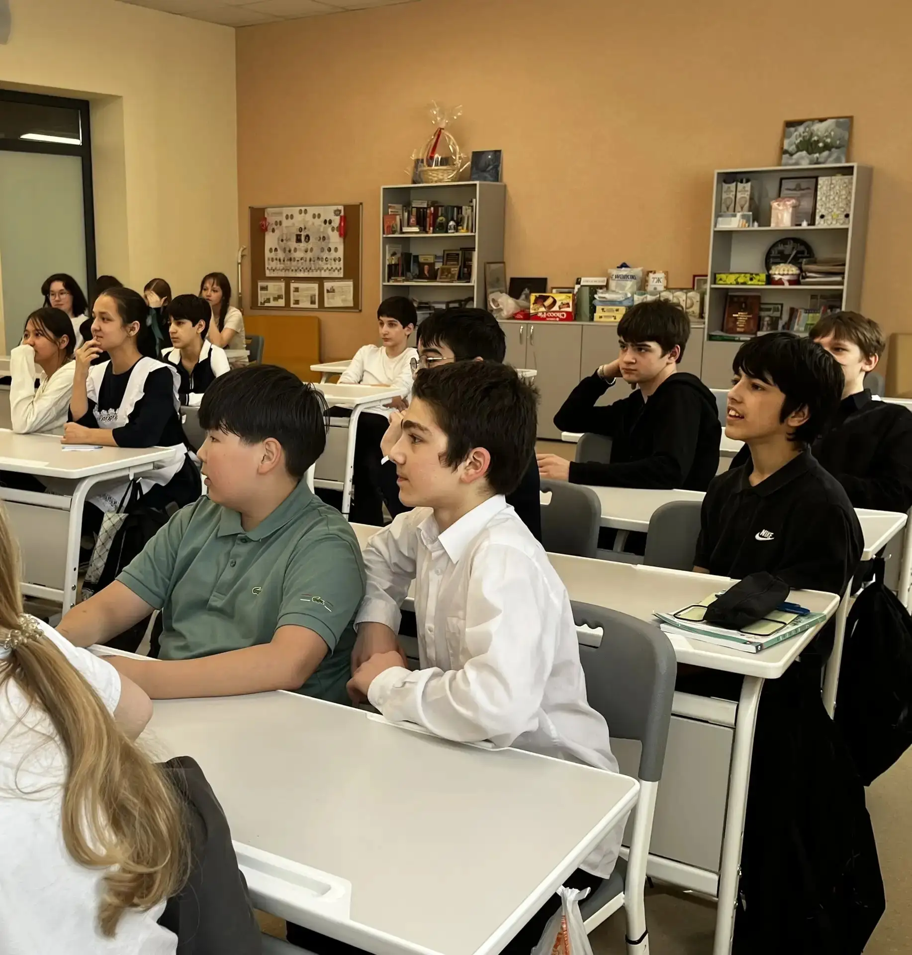 В 7ж-Р в пятницу прошла увлекательная викторина, посвященная Дню пряника.  Ребята соревновались кома
