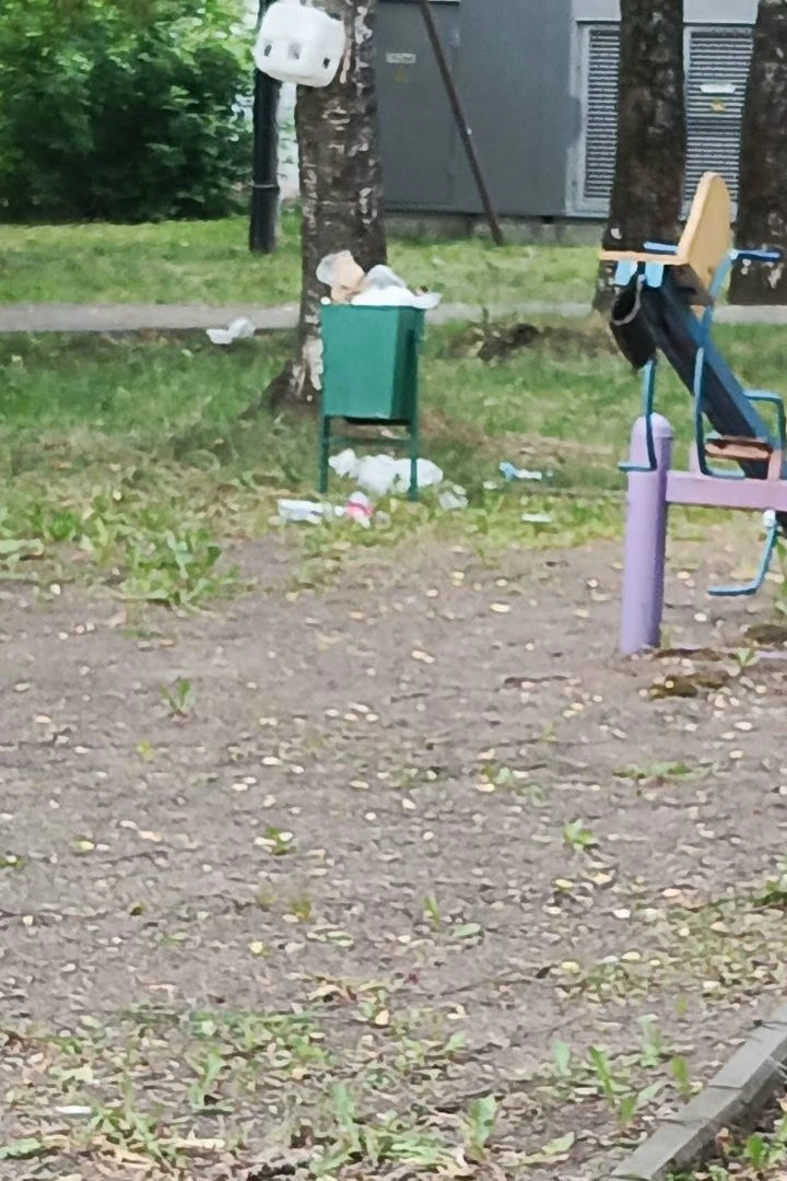 1 Текстильный переулок дом 4 не убирают урны, мусор по всему двору

НЕ ЗАБУДЬ ПОДПИСАТЬСЯ ⤵️