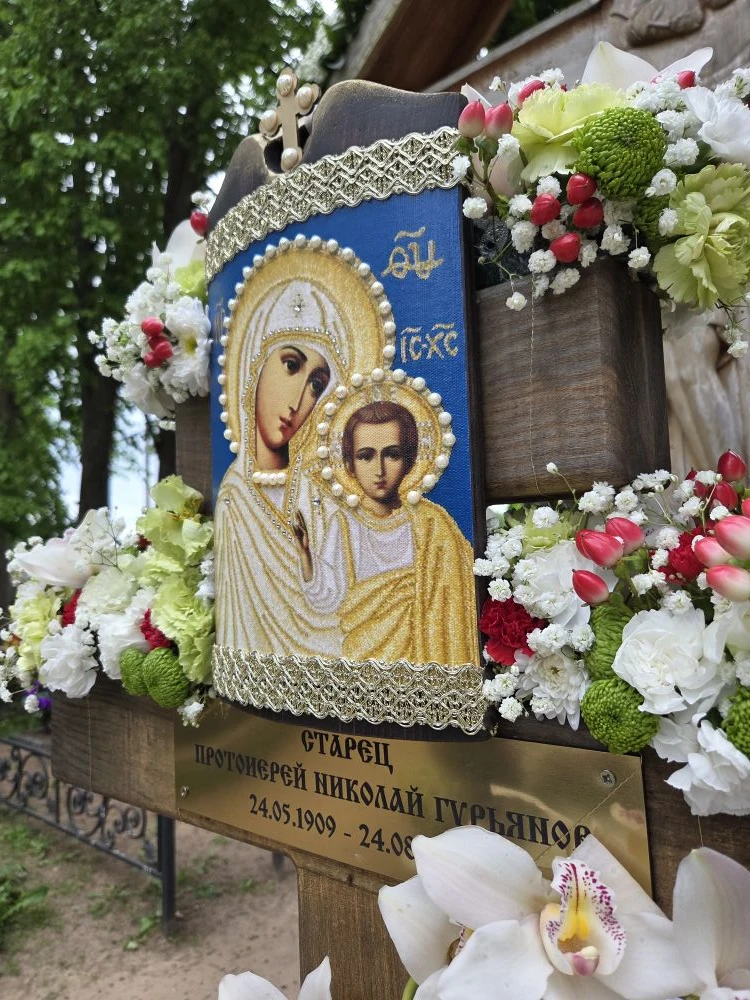 День рождения батюшки Николая. В эти дни могилка старца на островном кладбище становится похожа на р