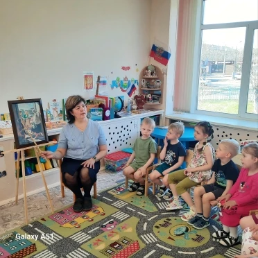 В преддверии международного деня семьи  в группе "Бабочки" внимание было уделено рассматриванию карт