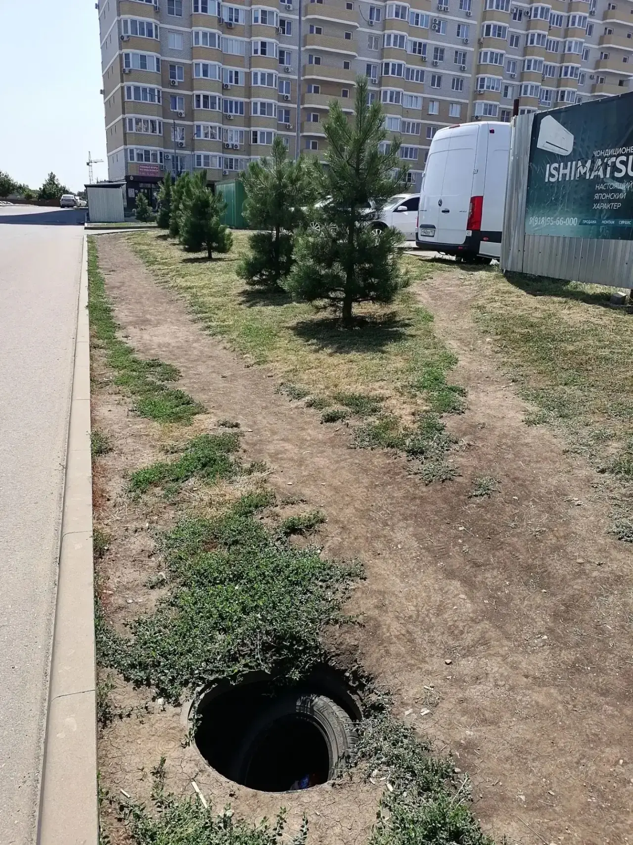 У 15 корпуса отрытый люк, будьте внимательнее