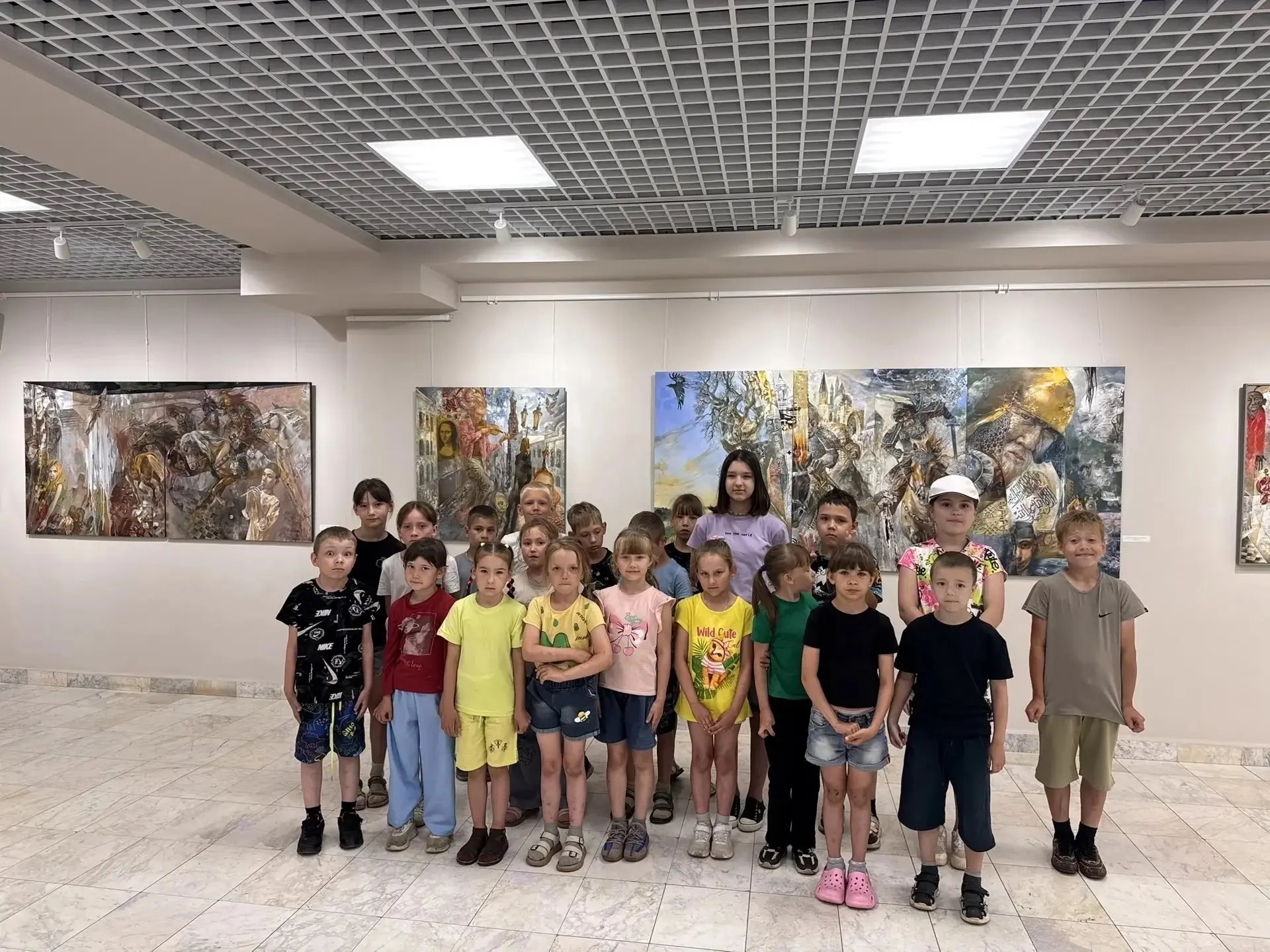 В залах Галереи самые юные её почитатели -дети. Загадочный Ринат Ханафеев на выставке "Глубина време