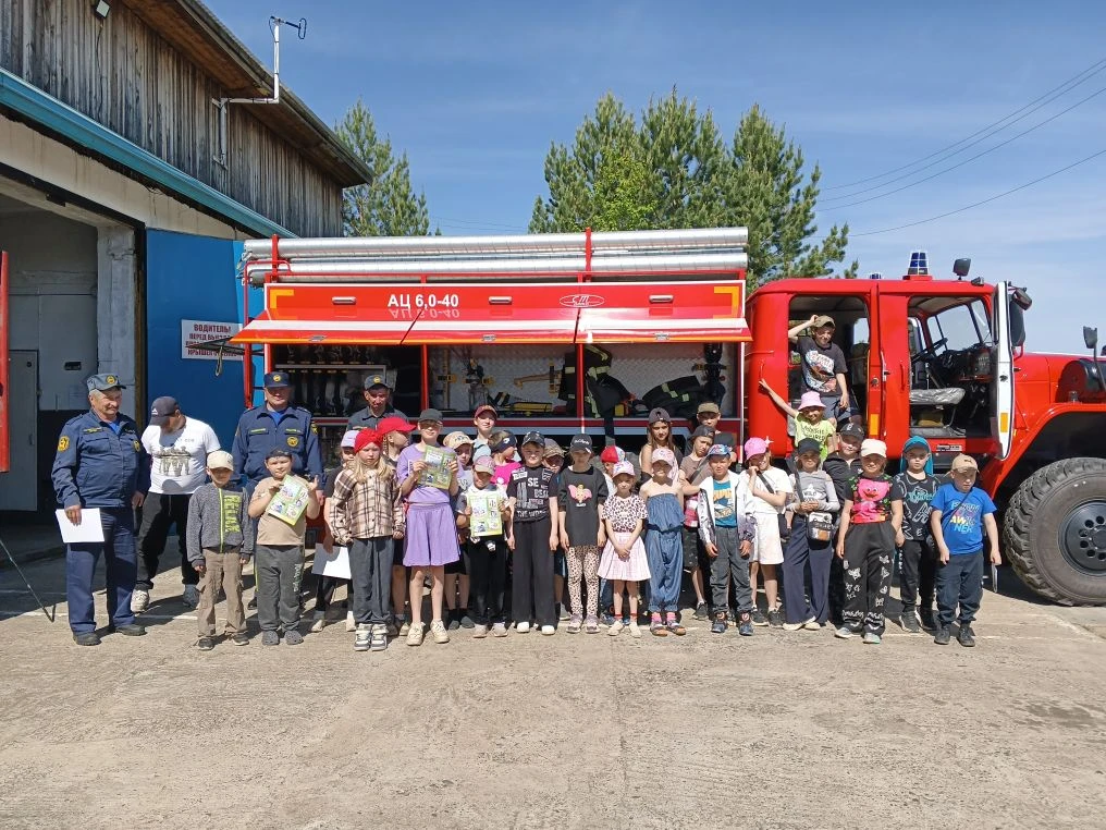 Сегодня ребята из лагеря, посетили Пожарную часть с. Доронинское. 🚒
Ребятам провели экскурсию по по