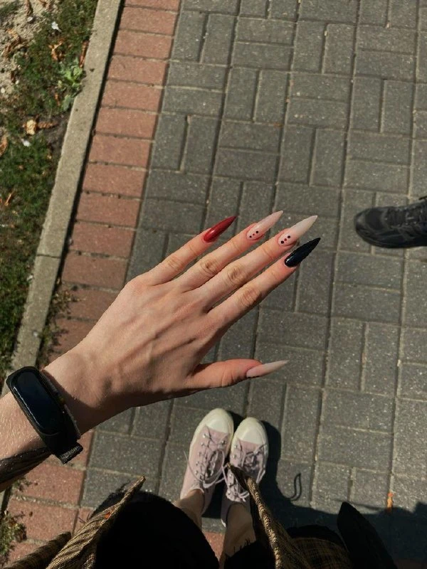 Необычный маникюр

💅 Маникюр