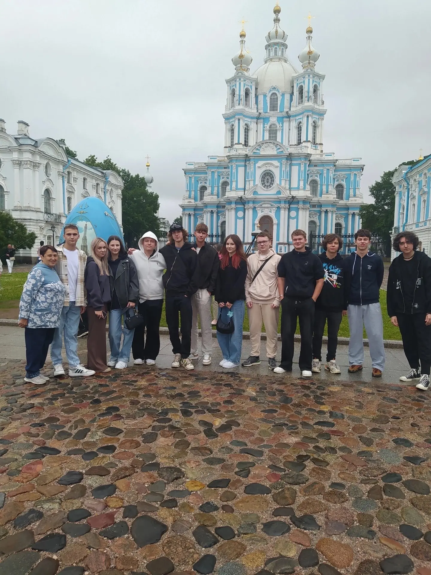 Выпускники 11 класса разбавили свой тревожный июнь поездкой в Санкт-Петербург и провели последние дн
