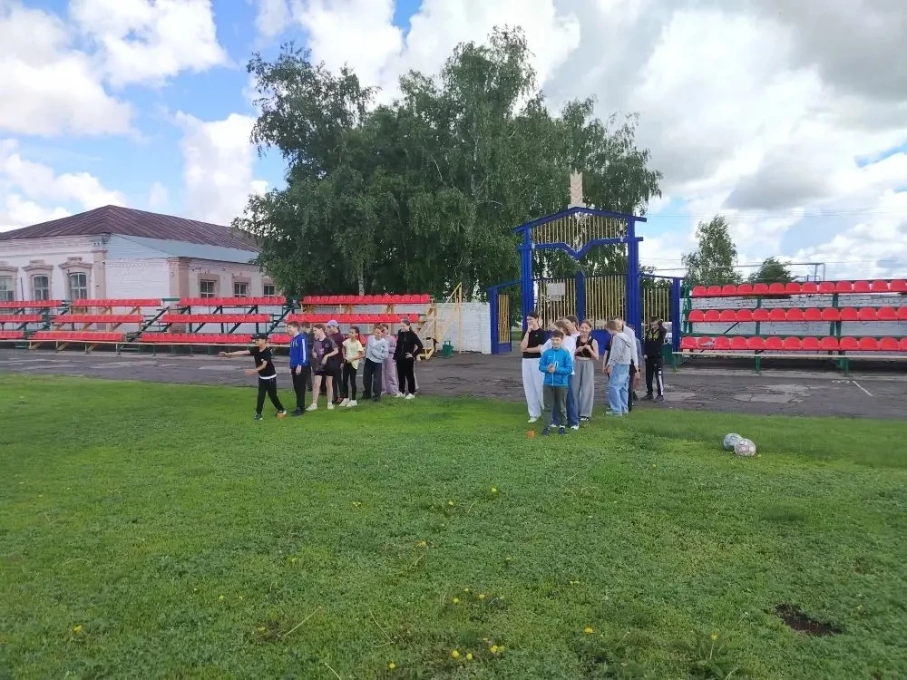 На базе МБОУ «СОШ №2 имени С. И. Подгайнова» г. Калининска открылся лагерь  дневного пр...