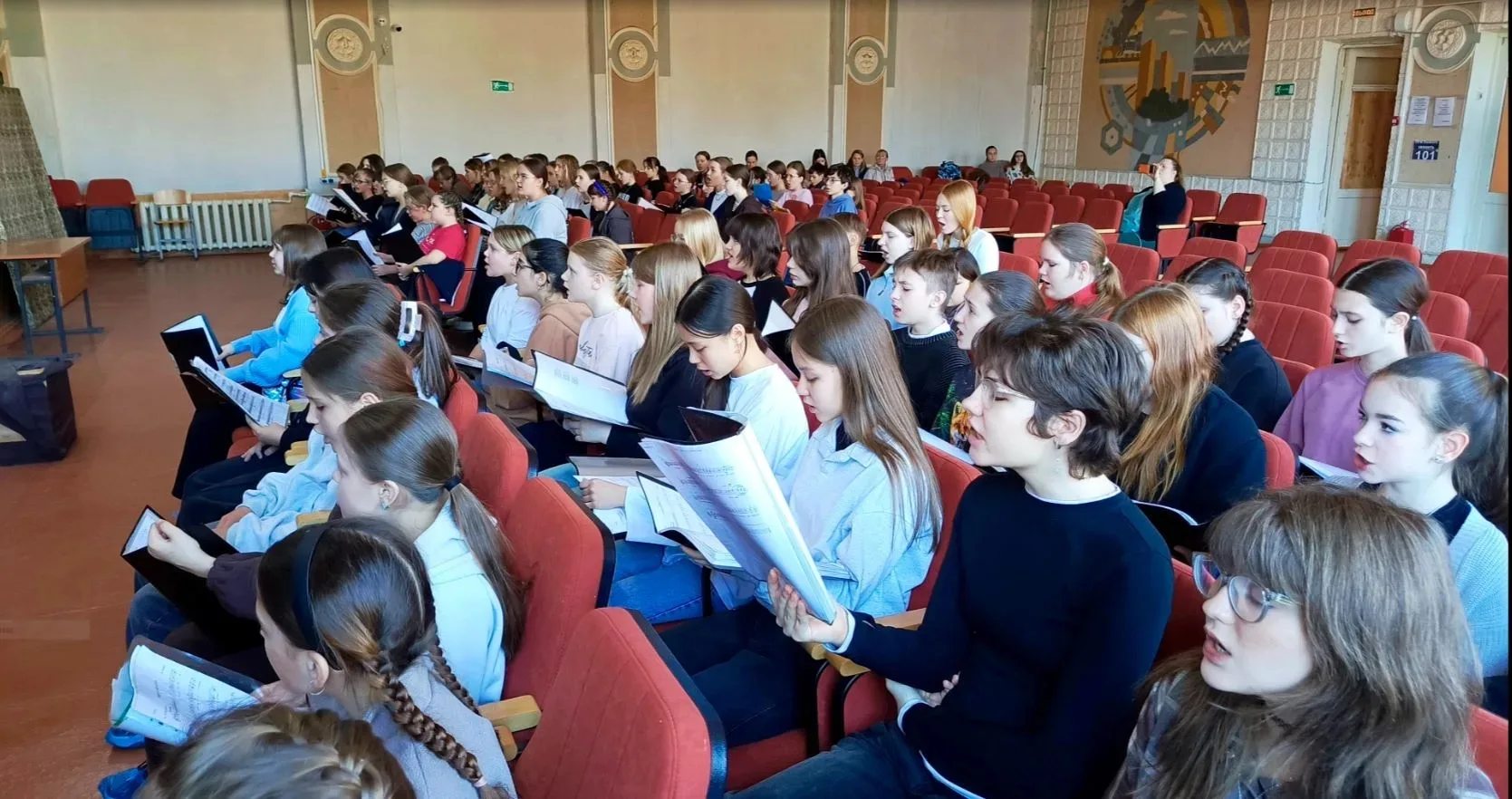 🌟22  марта  участники сводного хора нашей школы продолжили работу над подготовкой прог...