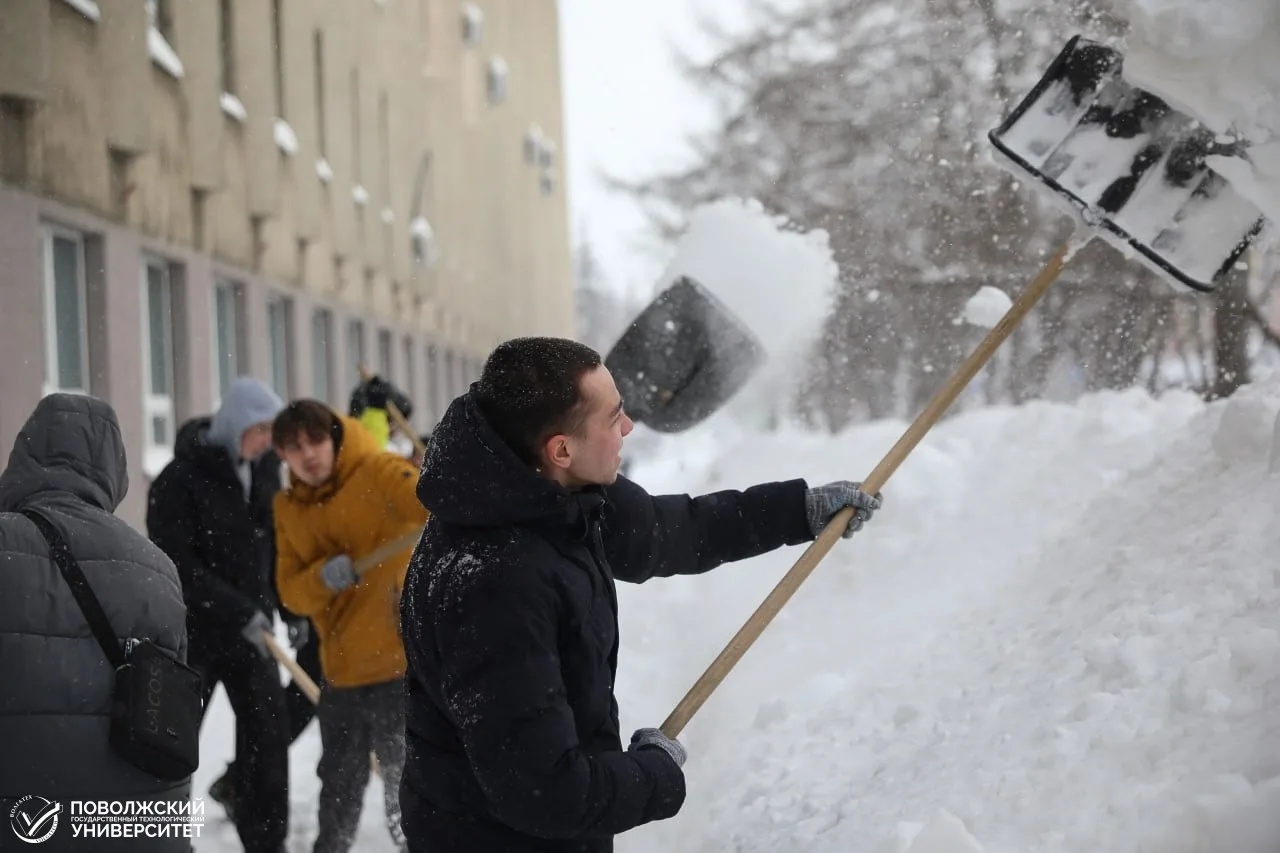 Вчера студенты Волгатеха помогали убирать снег в Йошкар-Оле ❄