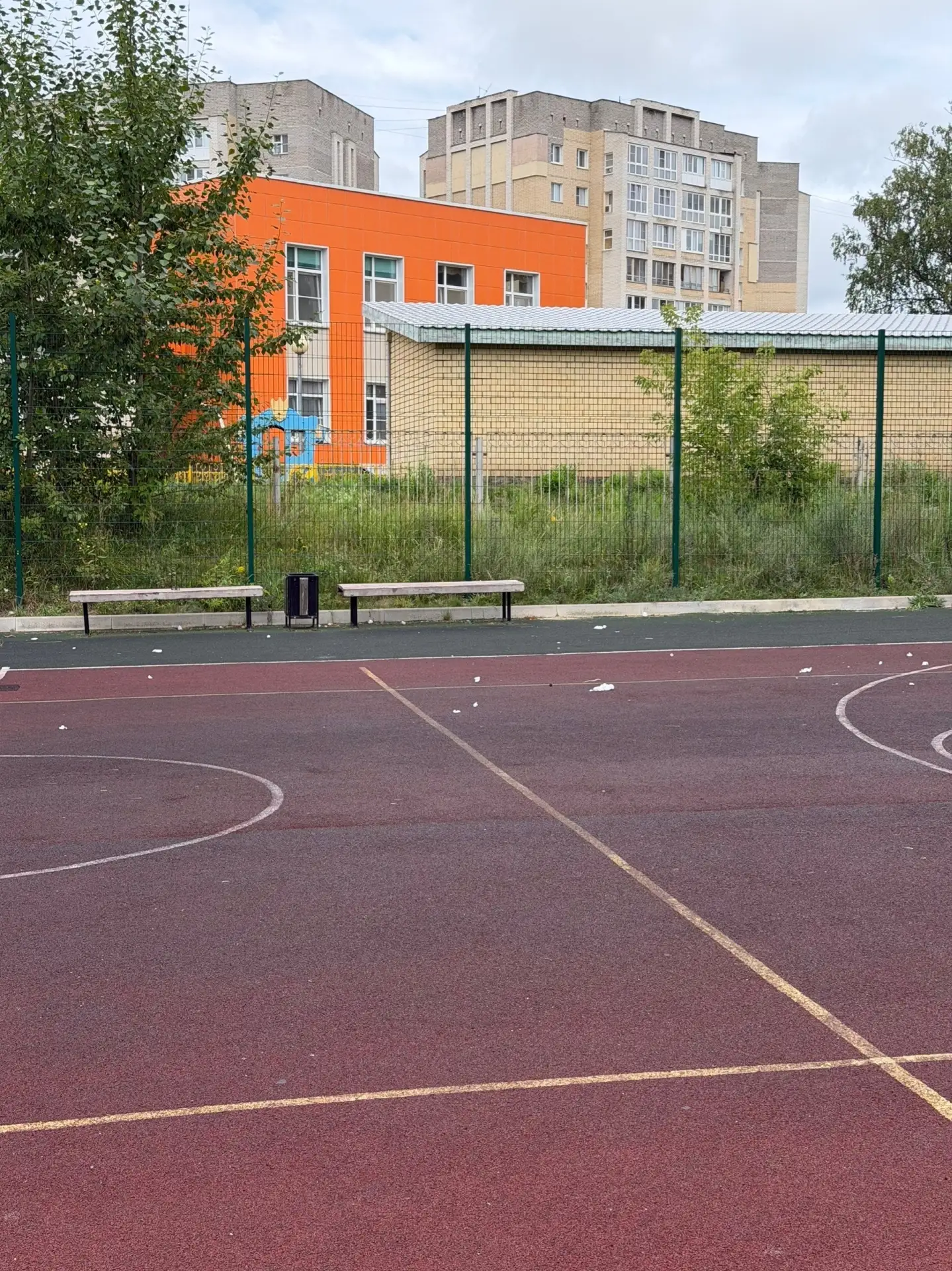Ночные развлечения на спортивной площадке обернулись последствиями.

Вот так теперь выглядит спортпл