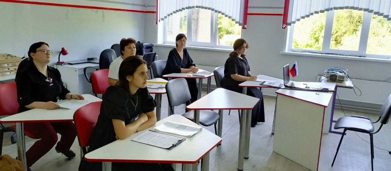 В Воронецкой школе обучающиеся Макеенкова Елизавета, Рудакова Вероника и Рудакова Евген...