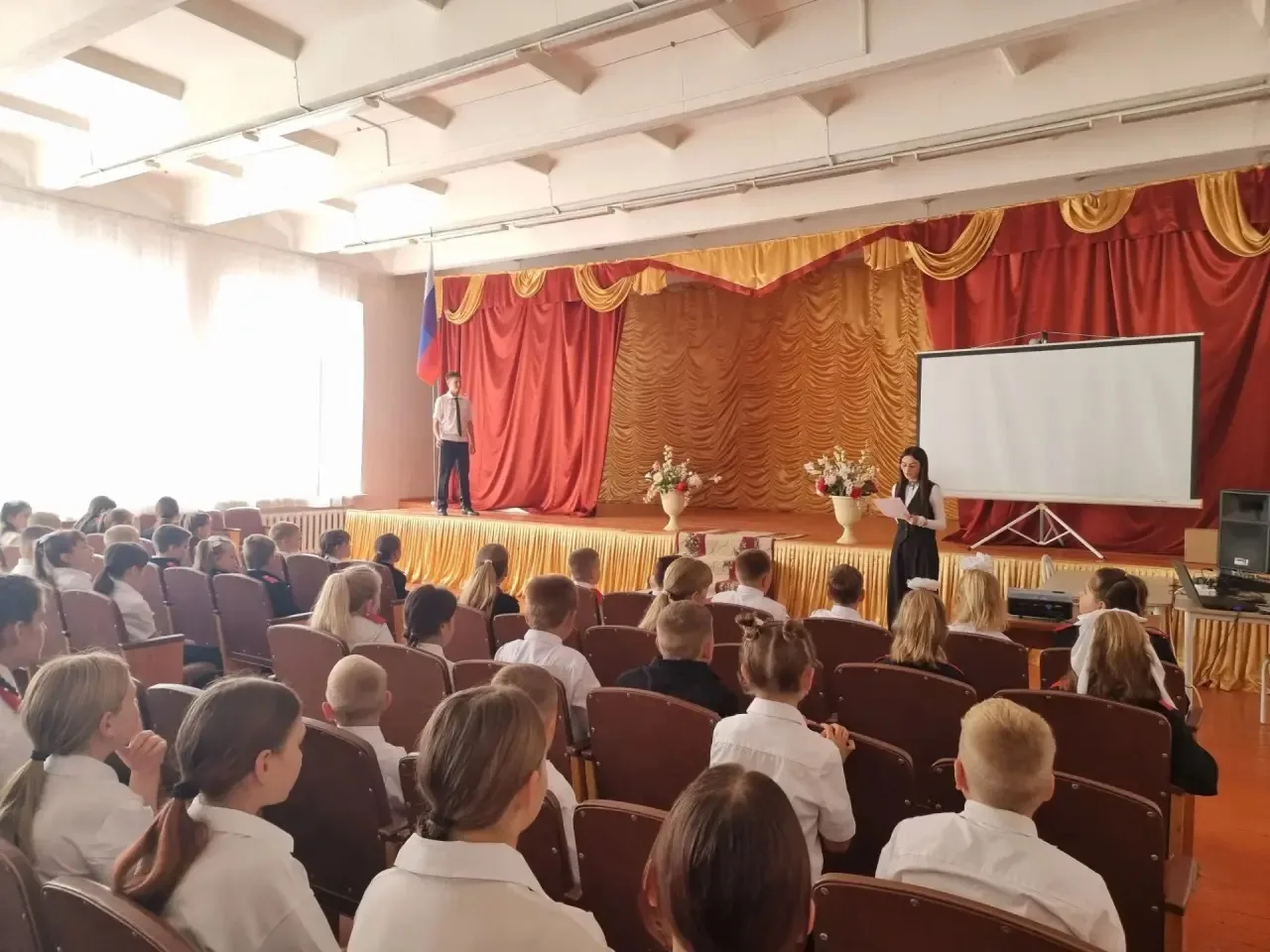 Традиция начинать неделю с главного государственного символа 🇷🇺