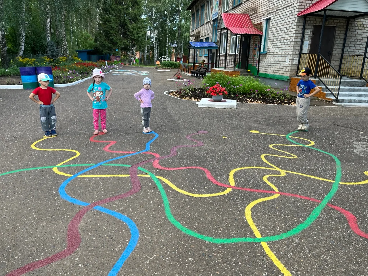 Солнце, воздух, забавные игры на прогулке — наши будни! 🌞👭👫🌈