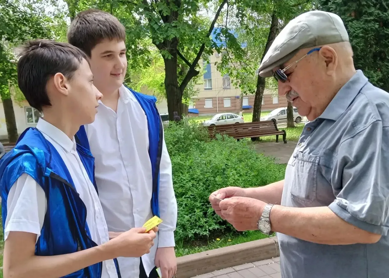 📢 На улицах Кировского района прошла добрая акция «Скажи Детскому телефону доверия — ДА!»  15 мая ак