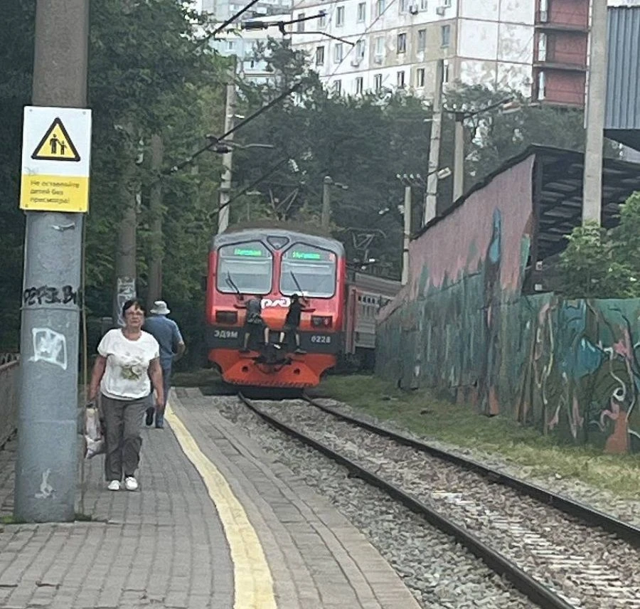 Трое подростков-зацеперов устроили опасную езду во Владивостоке