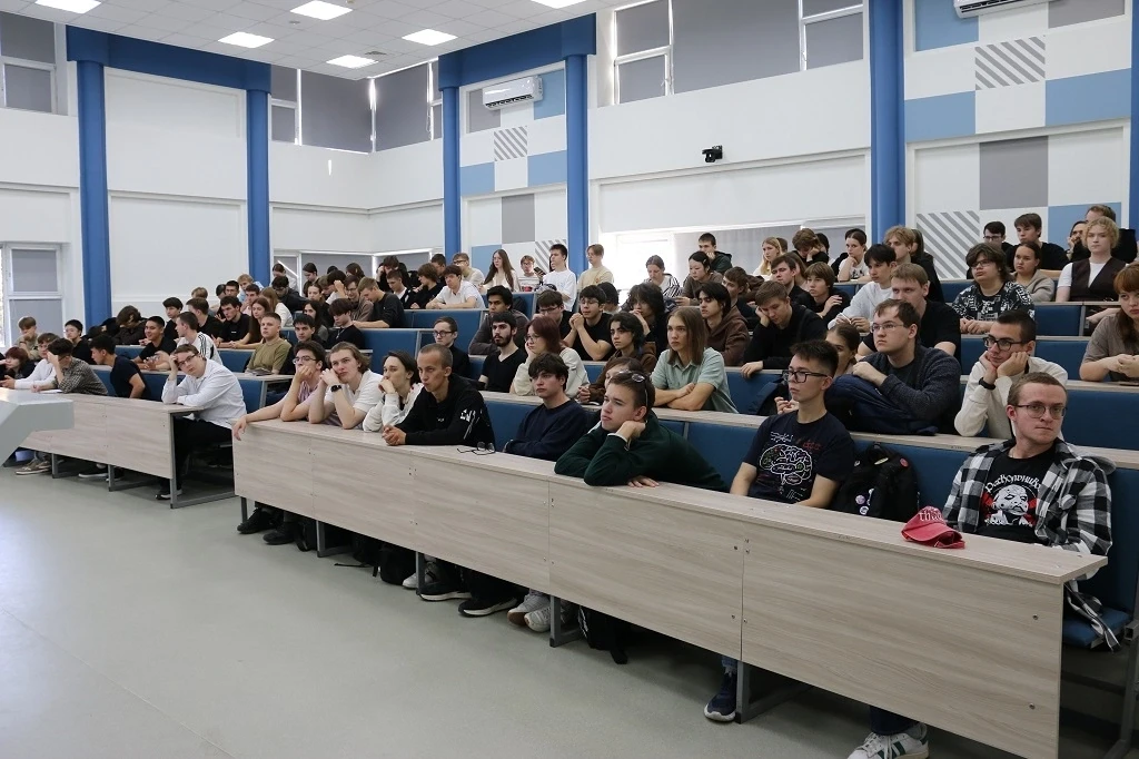 👮‍♂ В рамках акции «Сообщи, где торгуют смертью» сотрудник полиции встретился со студе...