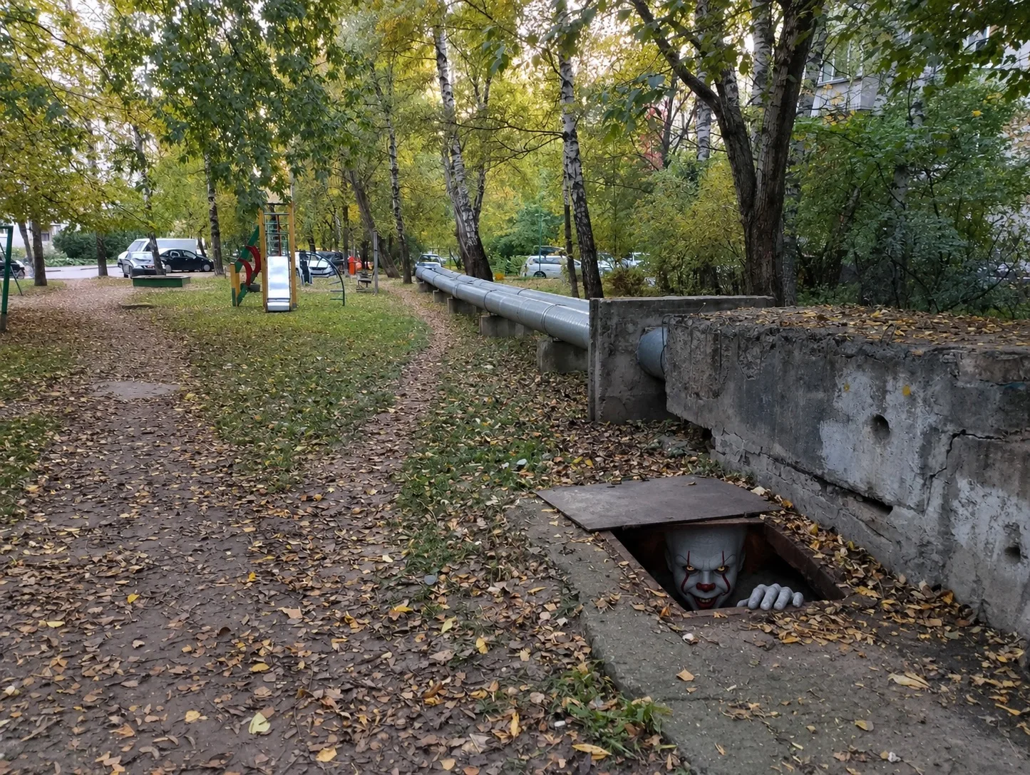 Театральная, д.12а, дорога в сторону 9 школы открыт люк, в него  залезают  дети. Прошу ...