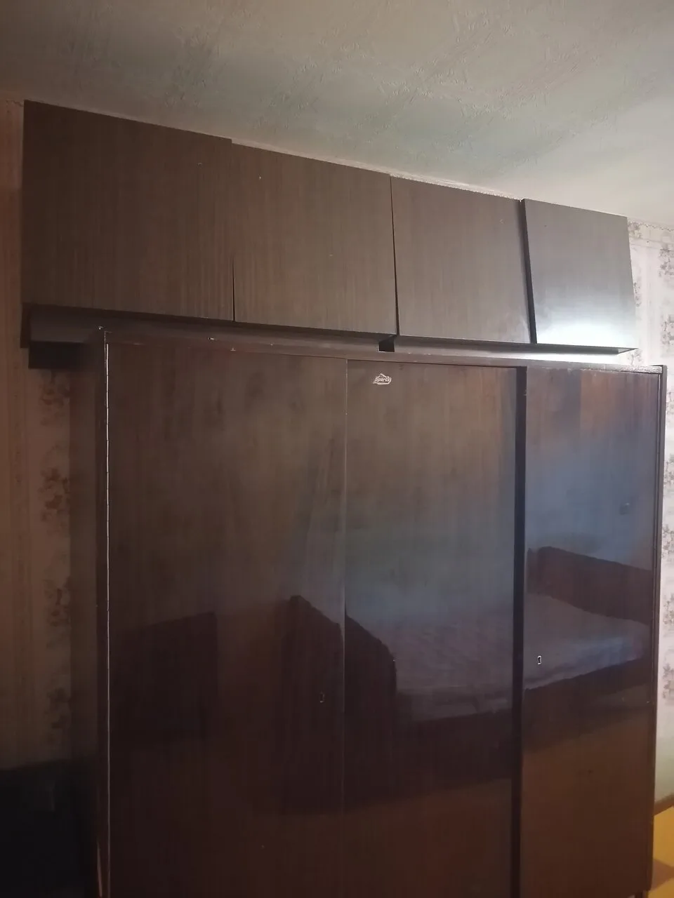 Отдам тумбочки, шкаф, стол, кресло, кухню и плитку, может кому-то надо